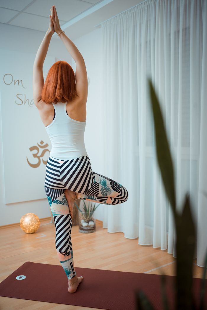 Yoga – Baum-Pose, Praxis Heilsam Goldbach